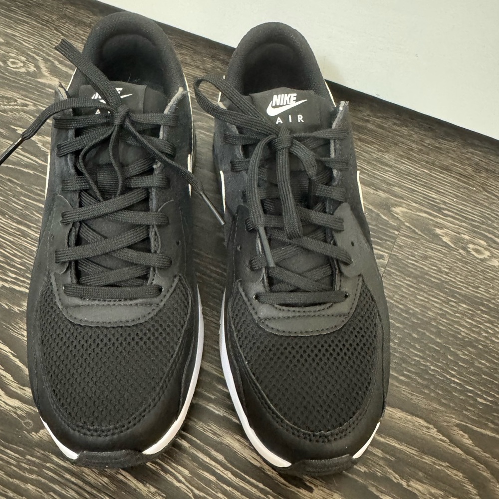 Nike Air Max Black and White Shoes - Picture 2 of 4